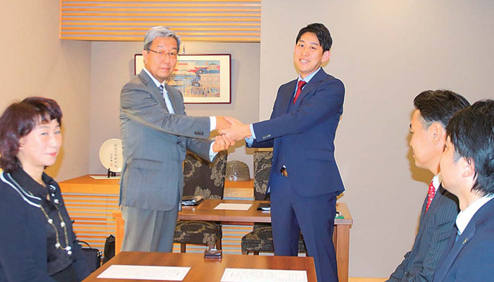 経営譲渡後の鈴木・加須不動産前社長（左）とフジタ・フジハウジング社長（右）が握手をした。