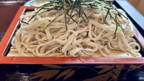 久喜市鷲宮駅から徒歩約9分「めんこい屋」で手打ちそばとコシうどんを堪能